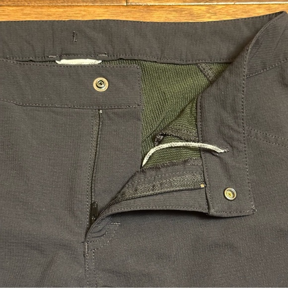 The North Face Women’s Black Shorts Size 4 - Picture 3 of 10